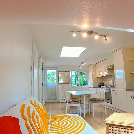 1 Bed Attic Flat With Easy Reach To City Centre